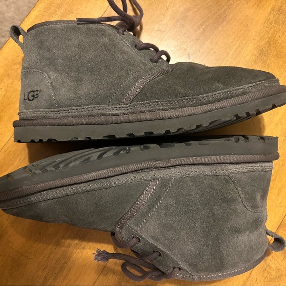 UGG Men's Neumel Classic Suede Lace-Up Chukka Boots, Charcoal, size 7 (Eur 40). - Picture 2 of 10